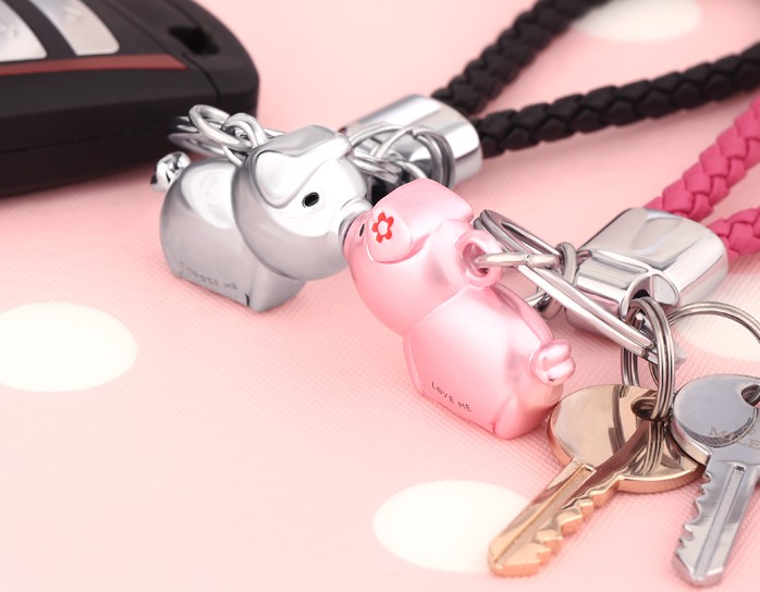 Kiss's pigs couple keychains