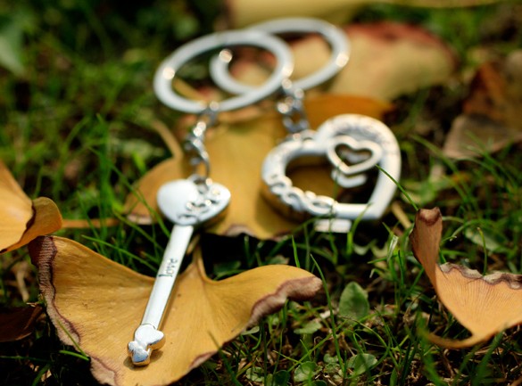 arrow through heart couple keychains