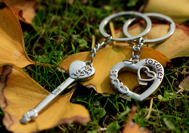 arrow through heart couple keychains