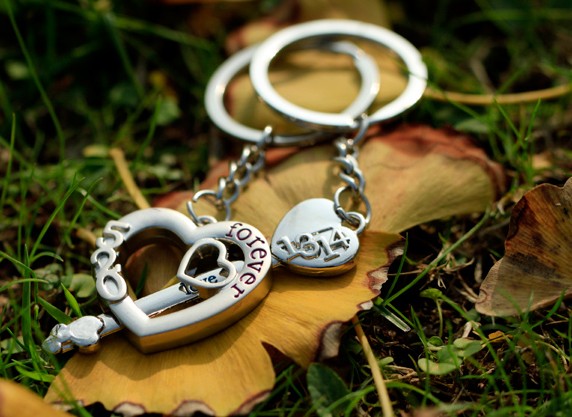 arrow through heart couple keychains