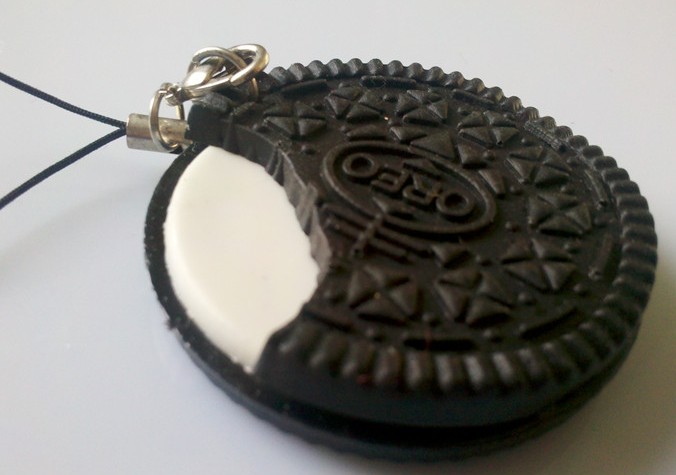 Black sandwich biscuit keychain
