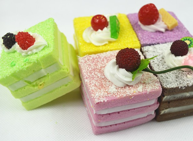 Simulation cake keychain