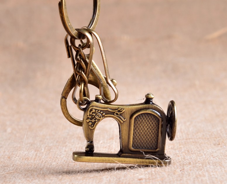 Retro fashion sewing machine keychain