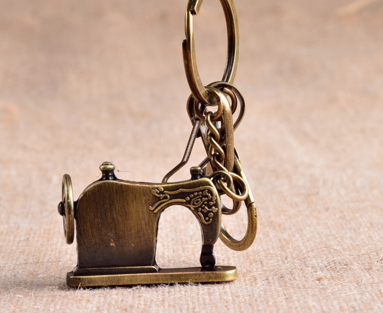Retro fashion sewing machine keychain