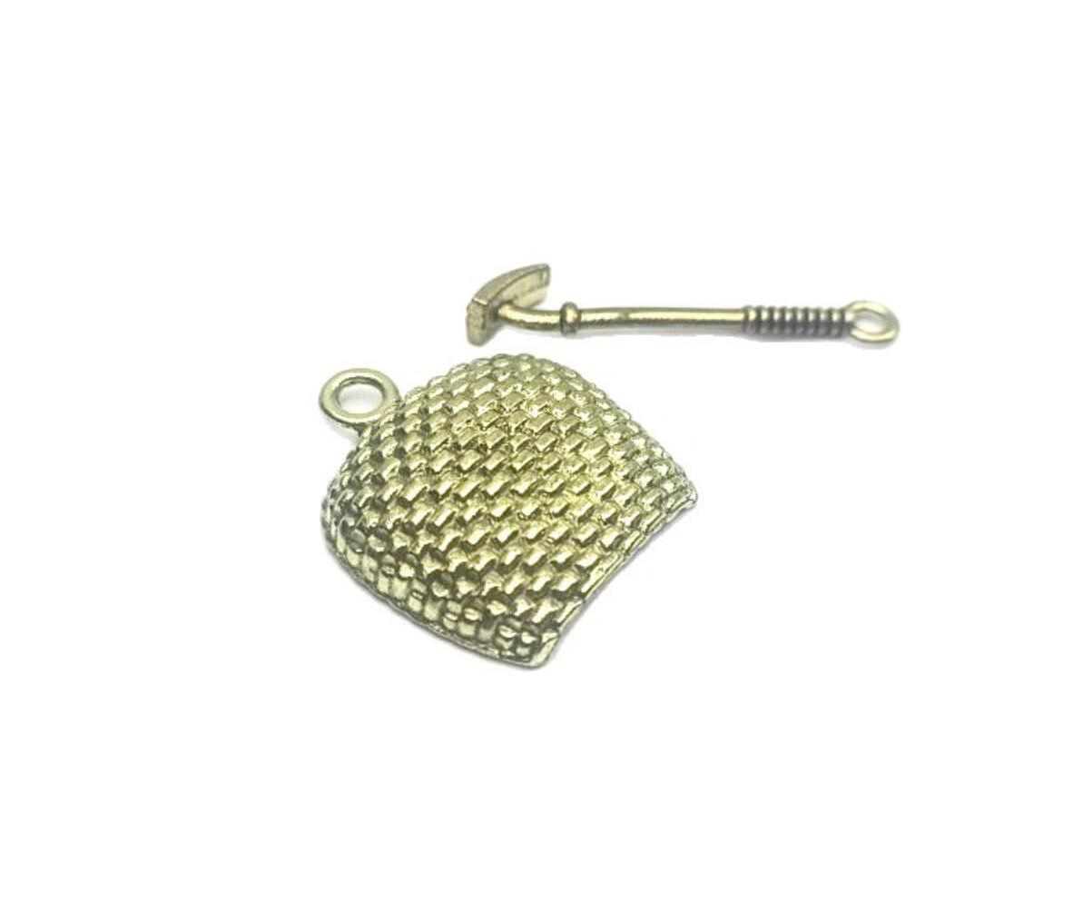 Alloy winnowing basket and hoe metal keychain