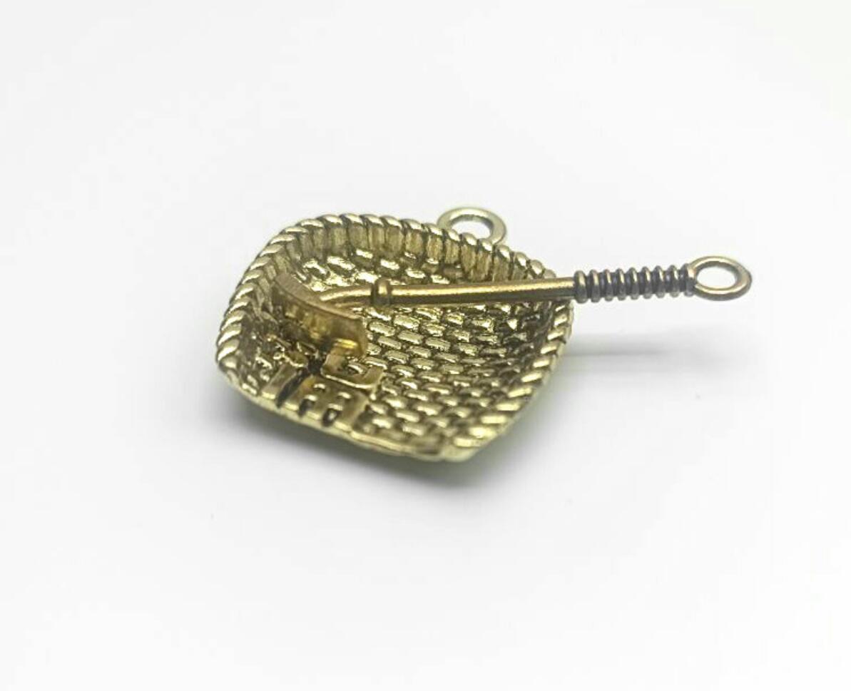 Alloy winnowing basket and hoe metal keychain