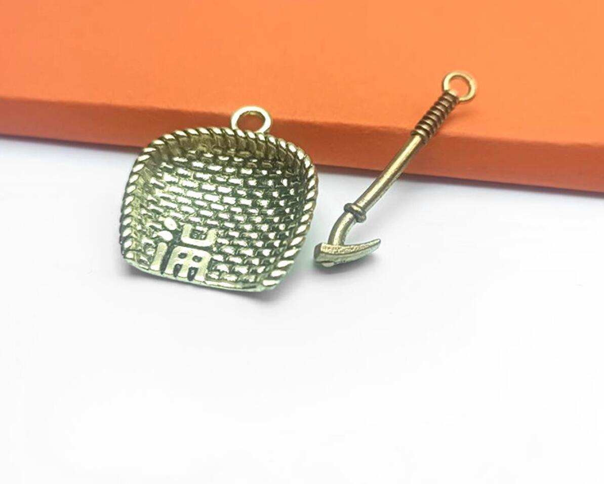 Alloy winnowing basket and hoe metal keychain