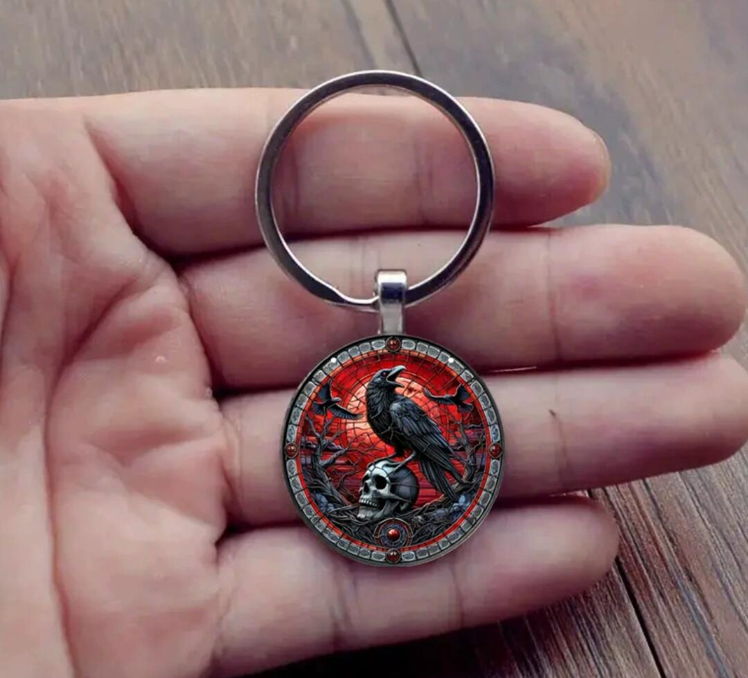 standing on the skull black crow keychain