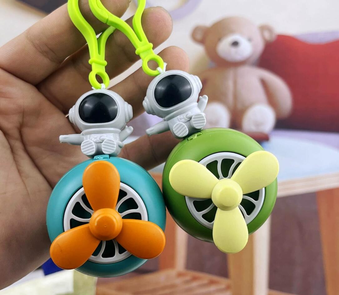 Decompression pull-wire airplane keychain