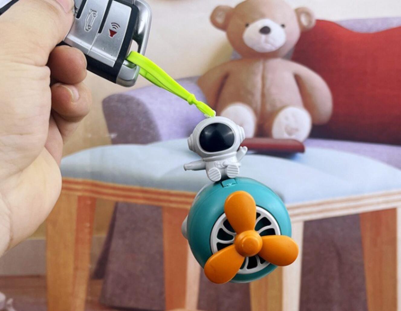 Decompression pull-wire airplane keychain